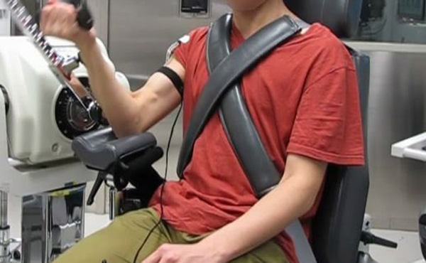 Arm belt monitoring system for weighlifting athletes to provide real-time data during muscle training
